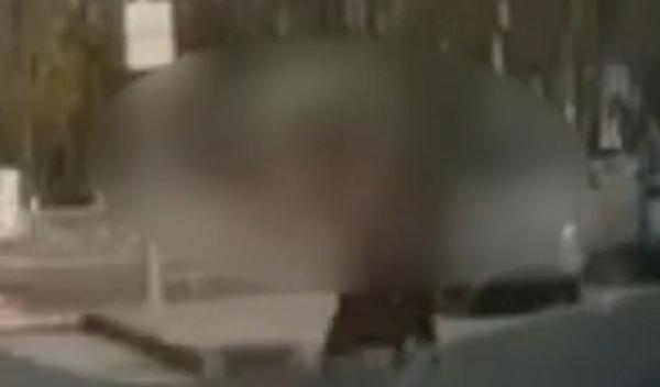 Tentativă de omor în plină stradă, în faţa gării din Roman. Momentul şocant în care un bărbat, înarmat cu un cuţit, îşi atacă iubita