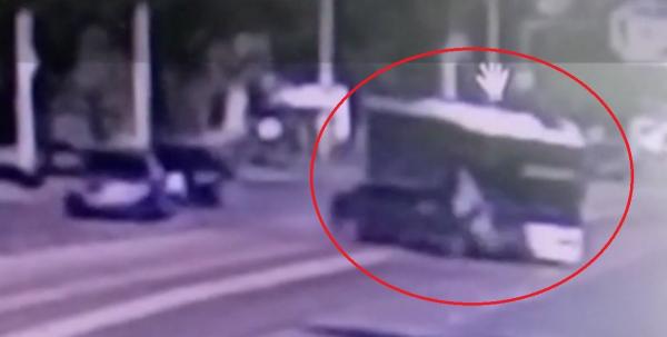 Şapte persoane au avut nevoie de ajutorul medicilor, după ce un şofer neatent a întors prin faţa unui autobuz, în Iaşi