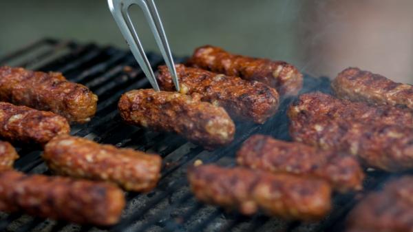 Secretele celor mai buni mici de 1 Mai. Sfaturile bucătarilor pentru cei care încing grătarele în această mini-vacanță