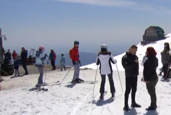 Turiştii care au ales muntele de 1 mai au găsit mai multă zăpadă decât de Crăciun. Schi, salturi cu parapanta sau plimbări cu ATV-ul, printre variantele de distracţie