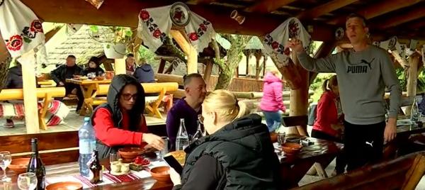 Mese îmbelşugate, muzică populară şi voie bună. Turiştii a venit din toate colţurile României pentru a petrece 1 mai în Maramureş