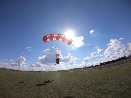 Mini-vacanță la înălțime. Cât trebuie să plătească amatorii de senzații tari pentru un salt în tandem