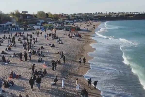 Vama Veche, o altfel de stare, o altfel de petrecere. Oamenii stau pe nisip, discută, citesc, ascultă muzică sau pur şi simplu se plimbă