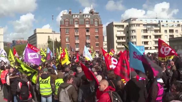 Proteste pe tot globul de Ziua Muncii. Francezii, scoși în stradă de reforma pensiilor, grecii de costul tot mai ridicat al traiului de zi cu