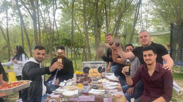 1 Mai ca acasă. Românii din Italia au sărbătorit tradiţional, cu mici şi grătare. Magazinele româneşti, golite