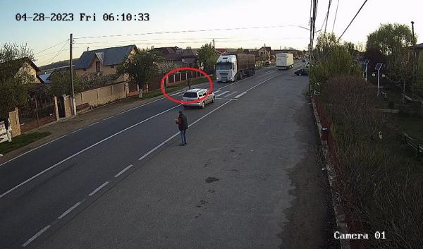 Spulberat pe trecere de un TIR, în Dâmbovița. Accidentul a fost filmat de o cameră de supraveghere