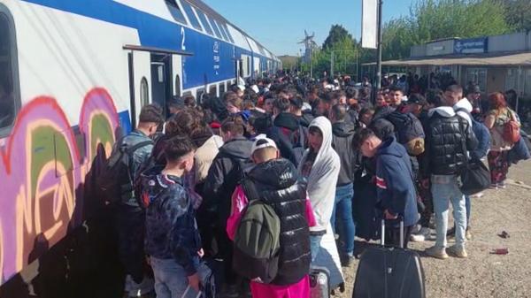 "Am stat şi pe jos, şi la bagaje şi sub  bagaje, peste tot". Gările au fost neîncăpătoare pentru zecile de mii de tineri care s-au întors de la mare