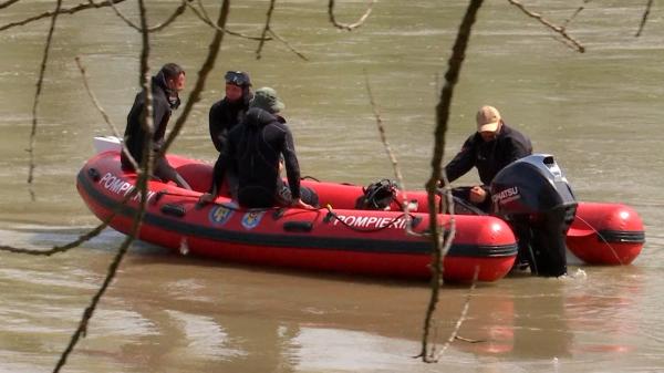 A treia zi de căutări, după ce o barcă s-a răsturnat pe râul Mureş. Motivul pentru care dosarul penal va fi trimis procurorilor din Galaţi