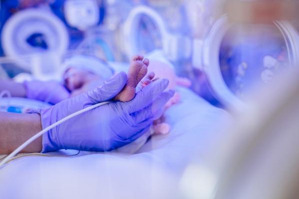 Un bebeluş din Baia Mare a murit la doar câteva săptămâni de viaţă, după ce a făcut pneumonie în spital. Părinţii îi acuză pe medici de malpraxis