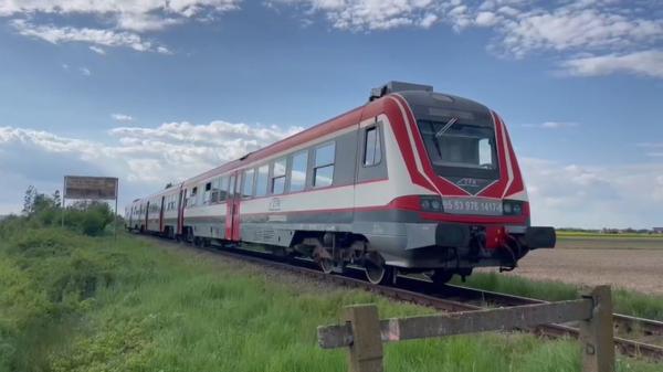 Călători abandonaţi cu orele pe câmp, după ce o locomotivă s-a defectat în Satu Mare. La final, trenul a plecat fără să aştepte pasagerii