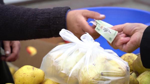 Salariile la plic ar putea deveni istorie. De când ar putea fi eliminată plata în numerar