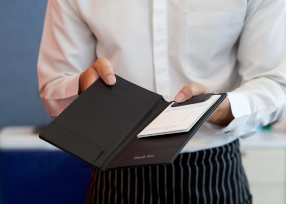 Studiu: Tot mai puţini români lasă bacşiş în restaurante. Criza financiară îi provoacă pe oameni să fie mai chibzuiţi
