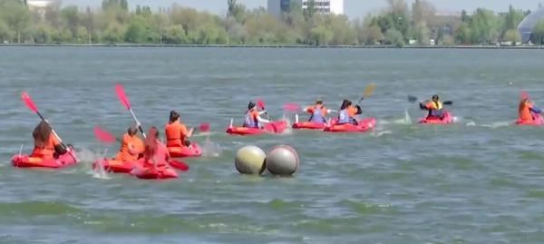 Caiacul şi paddle board-ul, sporturile cu tot mai mulţi adepţi în România. Cum îi ajută pe copii să se dezvolte