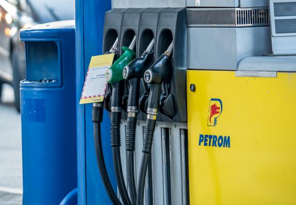 Cât costă acum benzina și motorina, după o lungă perioadă de scumpiri. Previziunile analiștilor economici