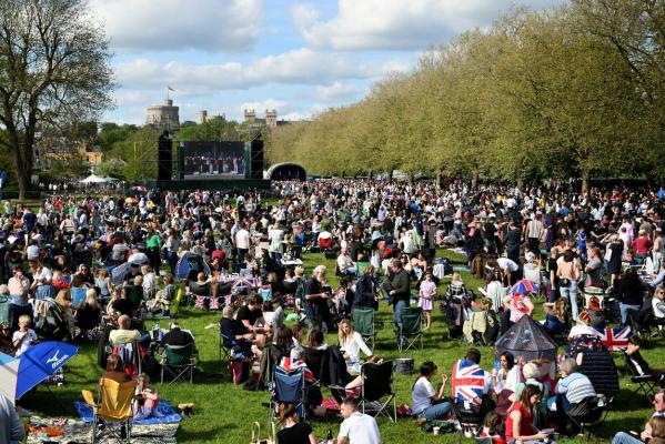 Cum arată ospățul ca-n vremuri medievale din Anglia, cu 67.000 de mese. Oamenii, ghidați cu hărți spre Marele Prânz