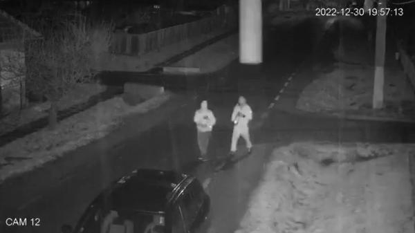 Au incendiat o mașină pe stradă, în Mureș, apoi au rupt-o la fugă. Momentul a fost filmat de o cameră de supraveghere