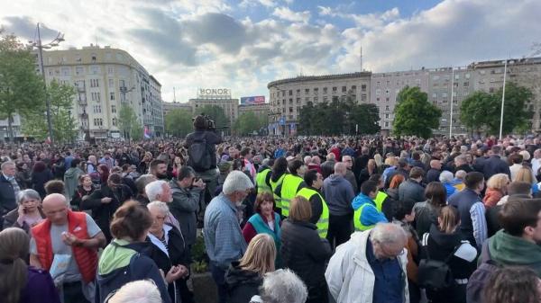 Sârbii cer demisia Guvernului, după cele două masacre care au paralizat ţara