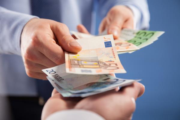 Locuri de muncă pe salarii de la 3.000 de euro pentru juniori, la prima agenţie europeană din România. Cât poate câştiga un angajat cu experienţă