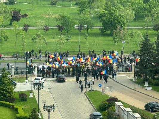 Protest violent al AUR la Parlament: Manifestanţii s-au îmbrâncit cu forţele de ordine, George Simion s-a urcat pe gard. Anunţul Jandarmeriei