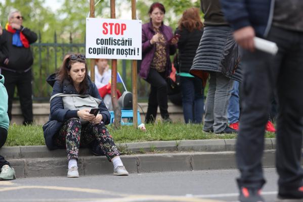 De la ce a pornit protestul ilegal al extremiştilor AUR de la Parlament. Au înţeles greşit un proiect şi au crezut că statul vrea să despartă copiii de familii