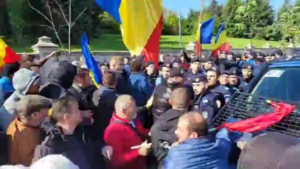 "Luați-i gâtul!" Lider UDMR, amenințat de protestatarii AUR. Ce amenzi au primit după scandalul cu îmbrânceli de la Parlament