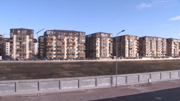 Vânzările de locuinţe s-au prăbuşit. Comparaţie între rata la un credit de 350.000 de lei luat în 2021 şi unul luat acum