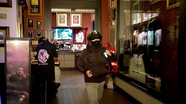 Cod roşu în comenzile online. Restaurantele fie nu mai acceptă comenzi, fie își pun clienții să le ridice singuri