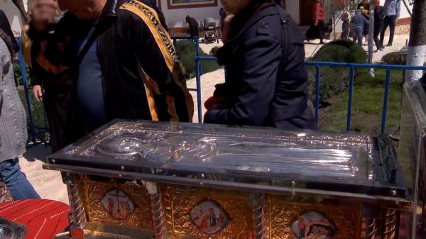 Tânărul care a dat spargerea la capela din Cotroceni s-ar fi apucat de furat din biserici pentru că nu avea loc de muncă. Unde au fost găsite moaştele după le-a aruncat din raclă