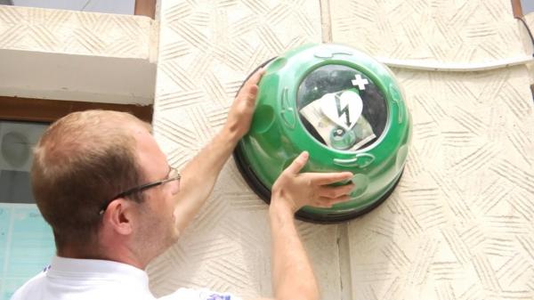 Sute de defibrilatoare automate vor fi instalate în spaţiile publice din toată ţara. Cum funcţionează aparatele şi cine le poate folosi