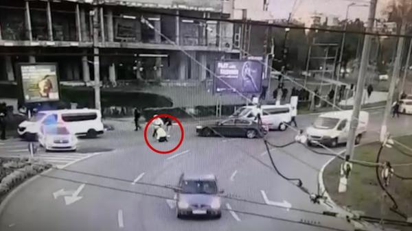 Momentul în care un poliţist de la Rutieră este lovit cu o piatră în cap, în timpul unei altercații între suporterii Oţelul Galaţi şi Dinamo
