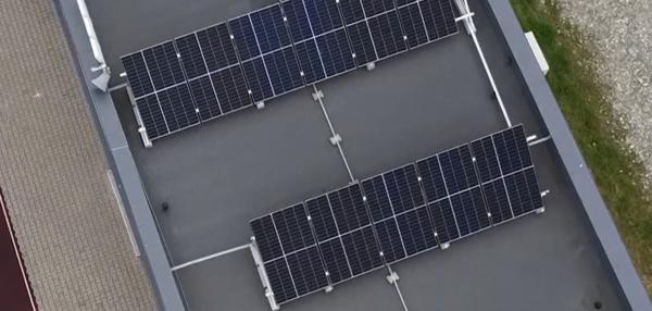 Ideea prin care o comună şi-a redus facturile la energie la zero. Primăria, şcoala, dar şi stadionul cu nocturnă sunt alimentate prin panouri solare