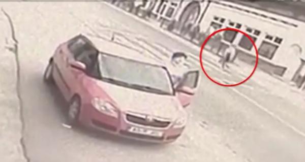 Femeie spulberată de un camion când încerca să traverseze strada în Argeș. Momentul impactului, surprins de o cameră de supraveghere