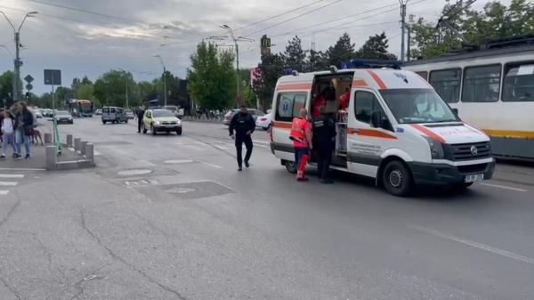 Tânără de 29 de ani, lovită de ambulanţă pe trecerea de pietoni, în Bucureşti. Şoferul autospecialei, testat cu aparatul etilotest