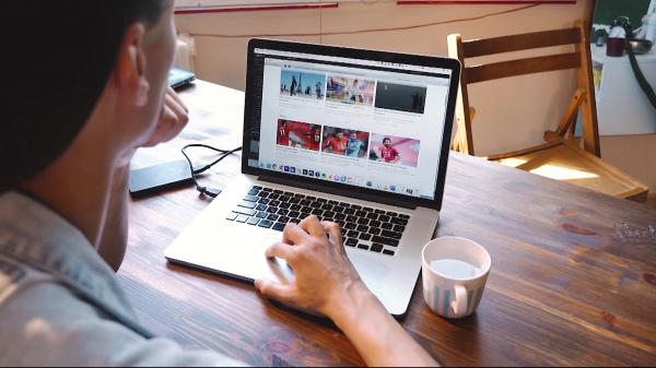 Programul Euro 200, modificat. Ce condiții trebuie să respecte acum elevii și studenții care pot primi bani de la guvern pentru calculatoare