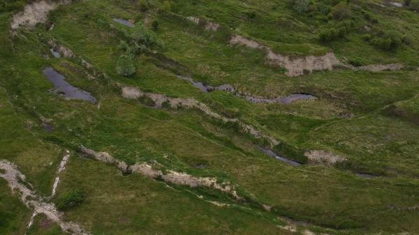 "Muncim cu sapa pe unde putem". Imaginea dezolantă lasată în urmă de carierele de cărbune: terenurile agricole din Gorj arată ca după bombardament