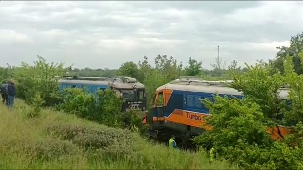 Cum a fost evitată o tragedie în Giurgiu, după ce două locomotive s-au lovit frontal: "Dacă intra peste Săgeata Albastră, îl făcea muci"