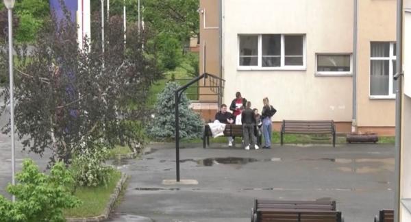 "În patru ani, nu aţi înţeles nimic. Dumnezeu cu mila!". Directorul unui liceu din Oradea, în scandal cu elevii. Le-a cerut bani pentru festivitatea de absolvire