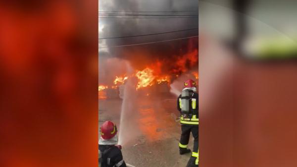 Incendiu puternic la Săvineşti, la un depozit de deşeuri periculoase. Focul a afectat aproximativ 1000 de mp. A fost emis un mesaj RO-Alert