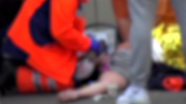 "S-a înecat cu un covrig". O femeie a murit fulgerător, pe o stradă din Râmnicu Vâlcea. Vecinii i-au chemat imediat copiii, dar era prea târziu