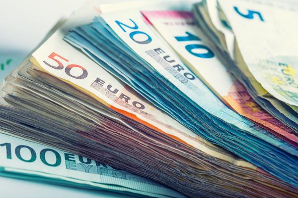 CALCUL: Cât costă acum rata lunară a unui credit de 70.000 de euro, după ce moneda europeană a ajuns la aproape 5 lei