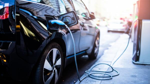 Producătorii de maşini electrice lucrează la foc continuu: soluţiile găsite pentru crearea unor baterii cu autonomie mai mare