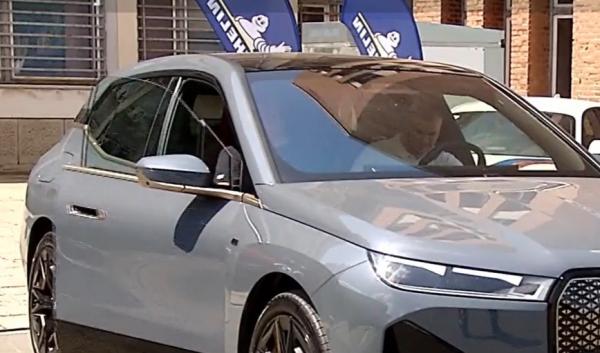 Maşina electrică care parcurge aproximativ 400 de kilometri cu o singură încărcare. Automobilul de peste 130.000 de euro, vedeta expoziţiei din Bucureşti
