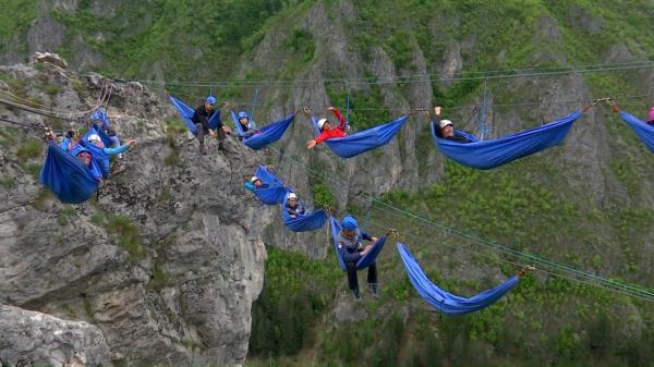 Experienţă de Cartea Recordurilor, trăită la 200 m înălţime în România. "Am sărit şi cu paraşuta, dar e mai fain"