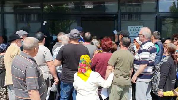 Sute de gălăţeni cu dizabilităţi au stat ore în şir, la coadă, în condiţii mizere pentru ajutoare alimentare de la UE