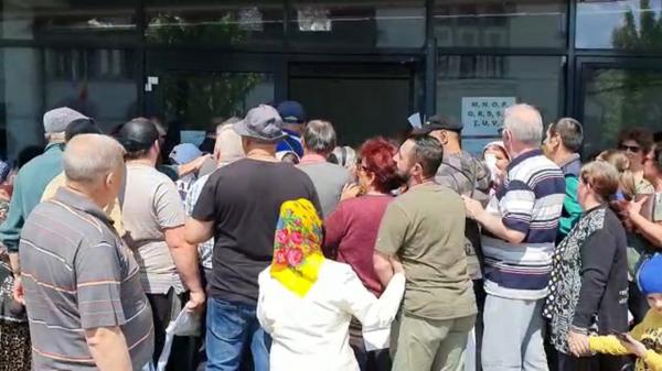 Persoane cu dizabilităţi, la coadă de la 1 noaptea, pentru alimente care oricum nu au ajuns la toţi. "Aşa am ajuns. Dacă kg de ceapă e 7 lei?!"