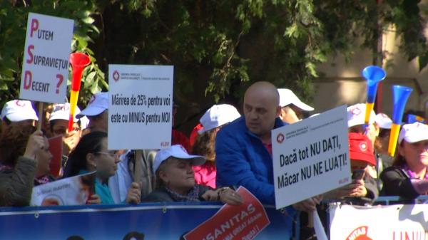 Angajaţii din Sănătate ameninţă cu greva, după exemplul profesorilor. Peste 150 de sindicalişti Sanitas au protestat în faţa Ministerului Sănătăţii