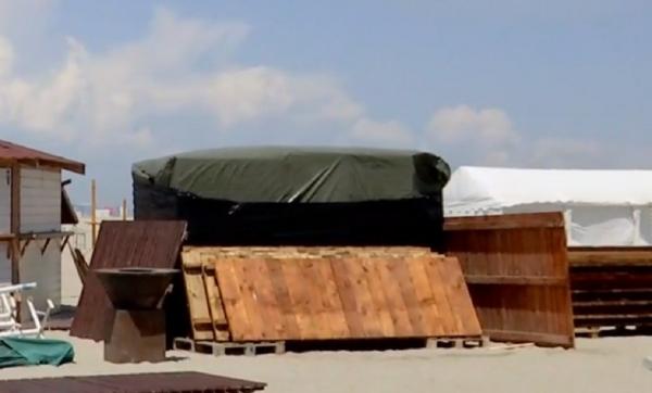 Scandal în instanţă cu administratorii barurilor de pe plajă, după controversa licitaţiilor. Au început să le ridice ilegal şi riscă să fie amendaţi