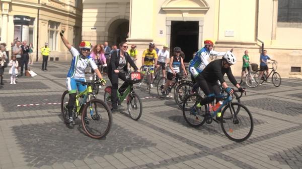 Aventura vieții pe două roți: Un olandez şi o româncă stabiliţi în Sibiu vor să ajungă în Olanda pe bicicletă. Au de pedalat 3.500 de kilometri