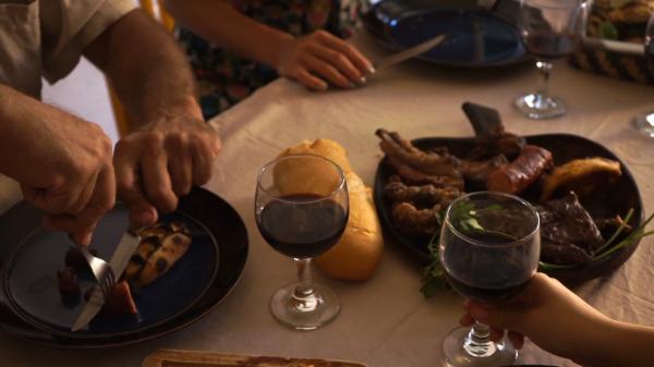 Asocierea vinului cu mâncarea, doar un capriciu? Specialiștii cred că adevărul este undeva la mijloc