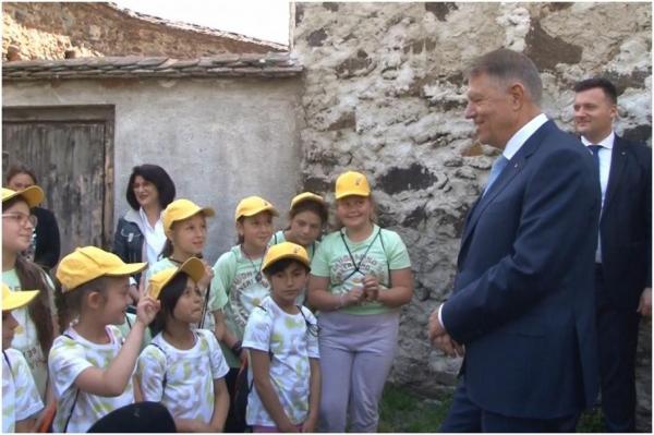 Iohannis, către elevii soţiei sale: "Vedeţi că până şi greva are ceva avantaje!" Cum comentează Carmen Iohannis greva profesorilor